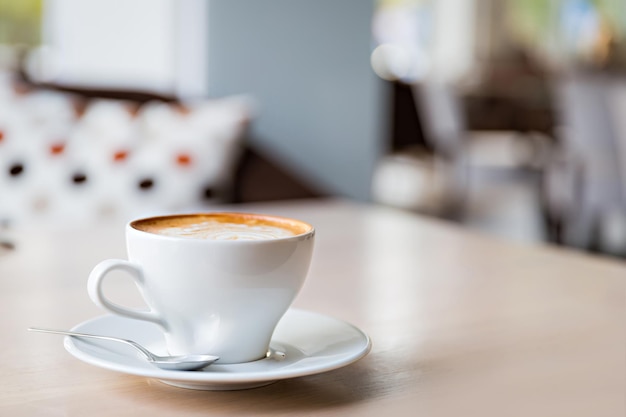 Tazza di caffè delizioso sul tavolo