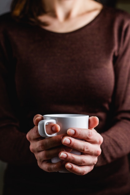 Tazza di caffè della holding della donna