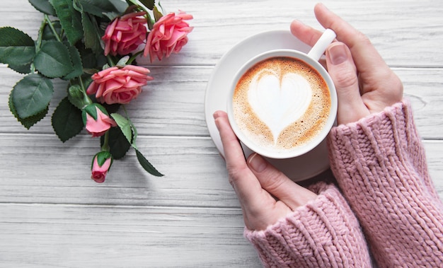 Tazza di caffè della holding della donna