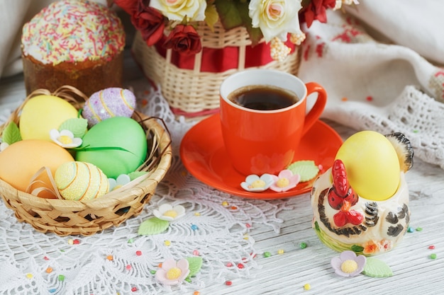 Tazza di caffè delle torte di Pasqua ed uova colorate