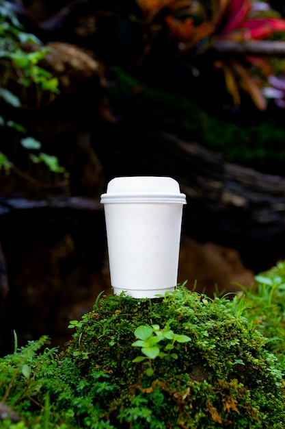 tazza di caffè di carta bianca nella splendida natura