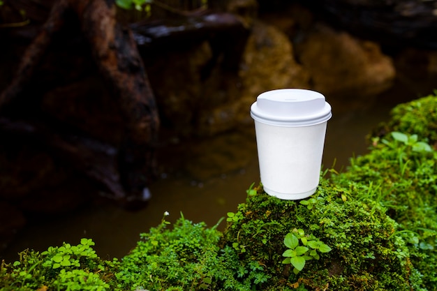 tazza di caffè di carta bianca nella splendida natura