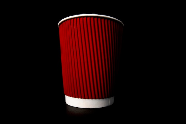 Tazza di caffè di carta rossa isolata sul nero