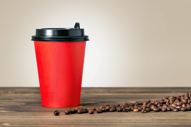 Tazza di caffè di carta rossa sul bordo di legno