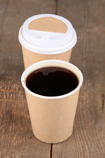 Tazza di caffè di carta sul tavolo di legno