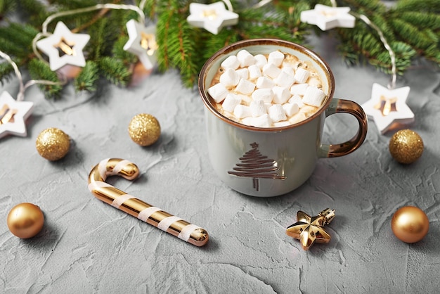 Tazza di caffè di Natale con marshmallow