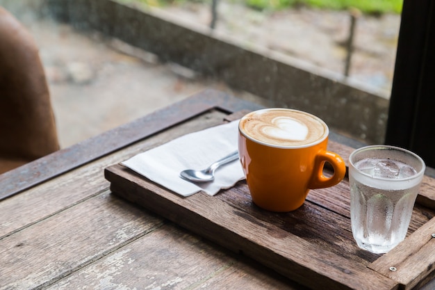 Tazza di caffè e acqua potabile sul tavolo