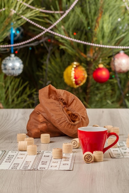 Tazza di caffè e barili del lotto con carte da gioco in borsa per un gioco al lotto