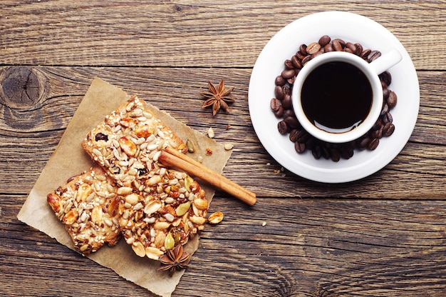 Tazza di caffè e biscotti con noci sulla tavola di legno d'epoca