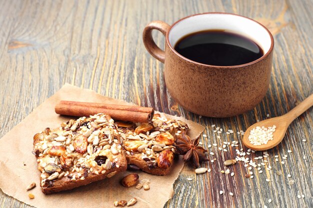 Tazza di caffè e biscotti con noci sulla vecchia tavola di legno