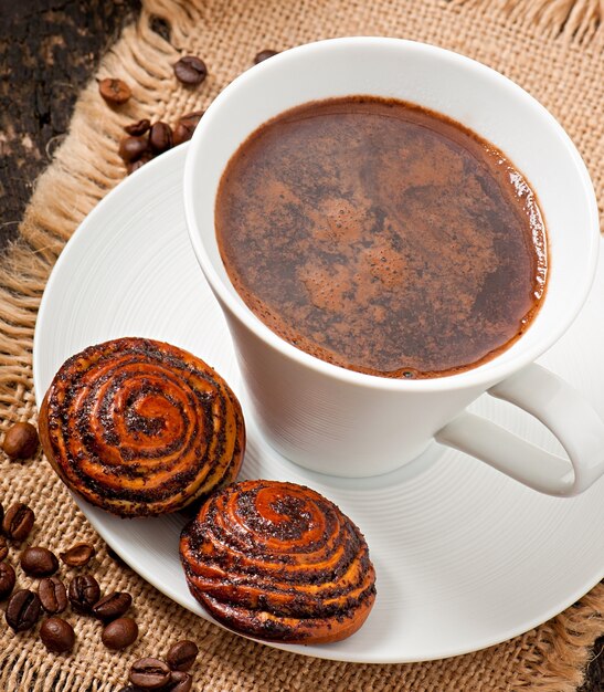 Tazza di caffè e biscotti con semi di papavero