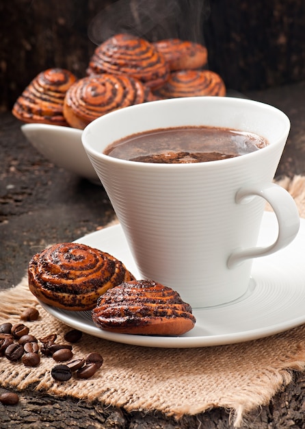 Tazza di caffè e biscotti con semi di papavero