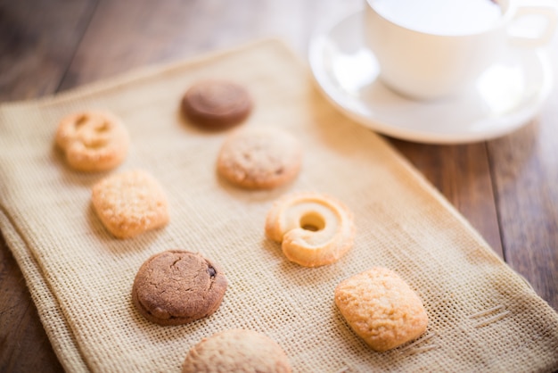 Tazza di caffè e biscotti di molte forme