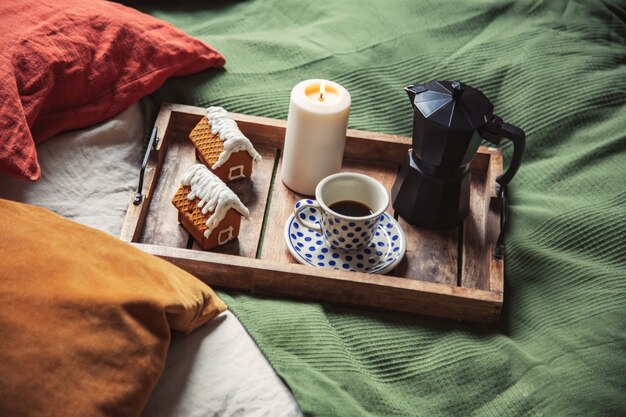 Tazza di caffè e biscotti di Natale in un letto