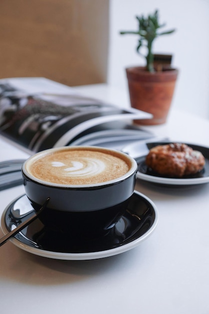 Tazza di caffè e biscotti su sfondo bianco, stile di vita Blogger, caffetteria, messa a fuoco selettiva