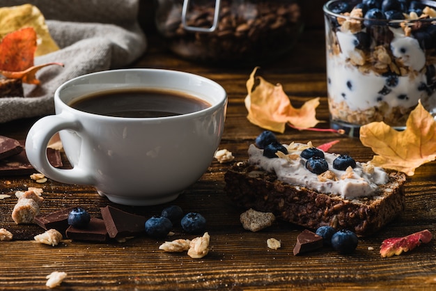 Tazza di caffè e Blueberry Toast