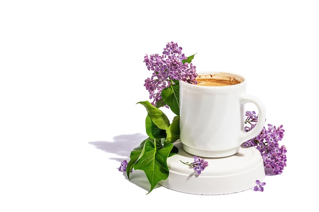 Tazza di caffè e bouquet di fiori lilla isolato su uno sfondo bianco Colazione primaverile concetto