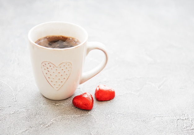 Tazza di caffè e caramelle al cioccolato