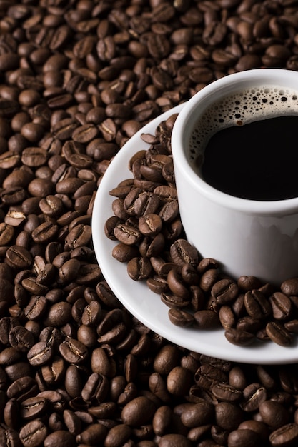 Tazza di caffè e chicchi di caffè di alta vista