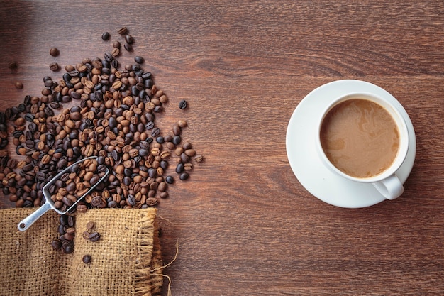 Tazza di caffè e chicchi di caffè in un sacco, vista dall'alto