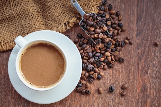 Tazza di caffè e chicchi di caffè in un sacco, vista dall'alto