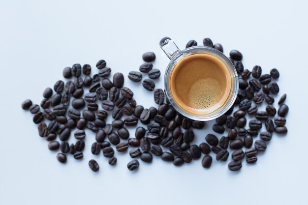 Tazza di caffè e chicchi di caffè isolati