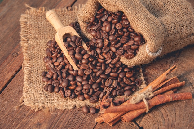 Tazza di caffè e chicchi di caffè sul tavolo di legno.