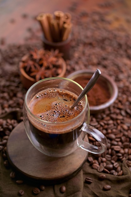 Tazza di caffè e chicchi di caffè sul tavolo