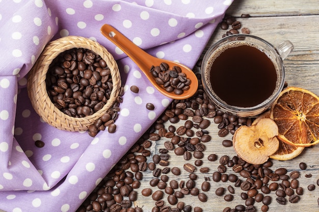 Tazza di caffè e chicchi di caffè sulla tavola