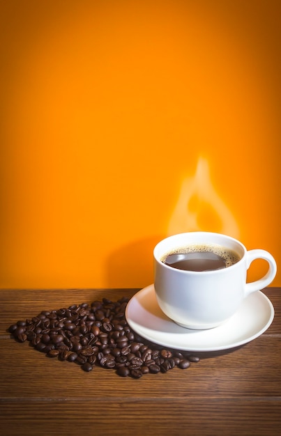 Tazza di caffè e chicchi di caffè tostato