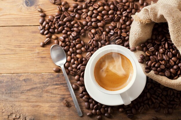 Tazza di caffè e chicchi di caffè vista dall'alto