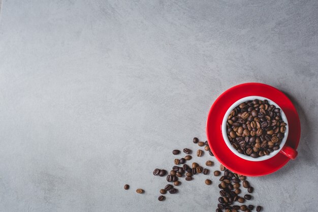 Tazza di caffè e chicchi di caffè