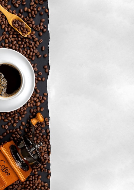 Tazza di caffè e chicchi di caffè