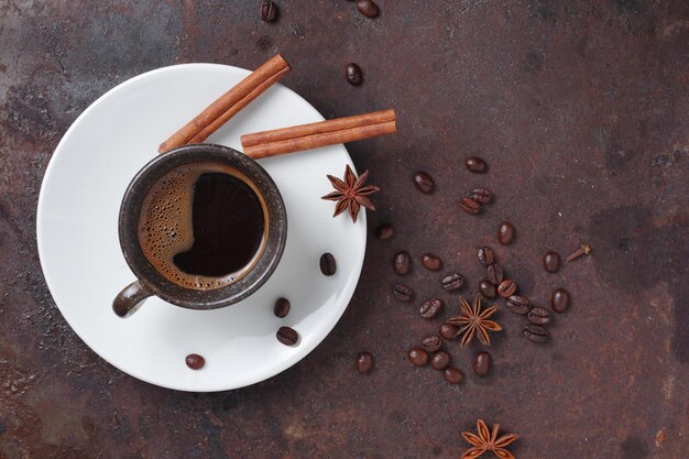 Tazza di caffè e chicchi tostati