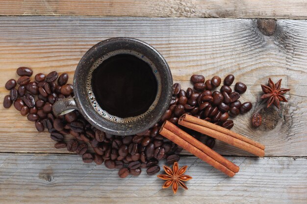 Tazza di caffè e chicchi tostati