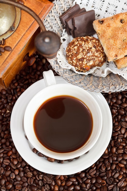 Tazza di caffè e chicchi tostati