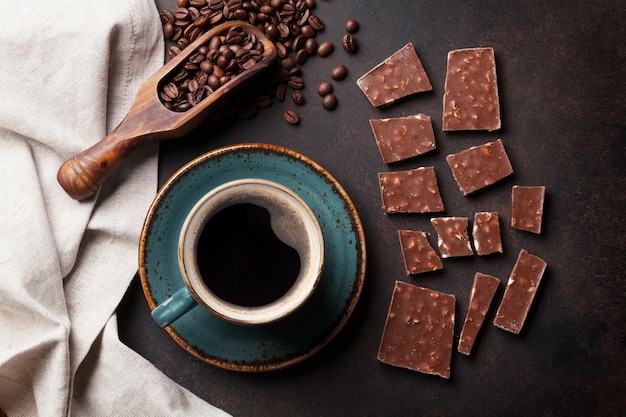 Tazza di caffè e cioccolato sul vecchio tavolo da cucina