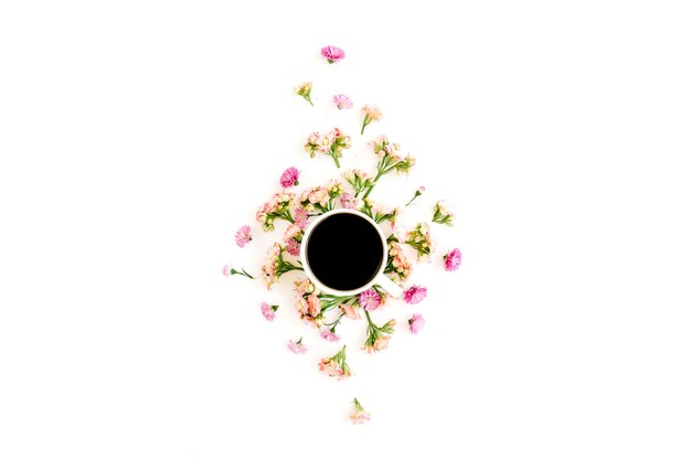 Tazza di caffè e composizione floreale con fiori di campo