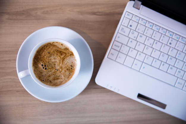 Tazza di caffè e computer