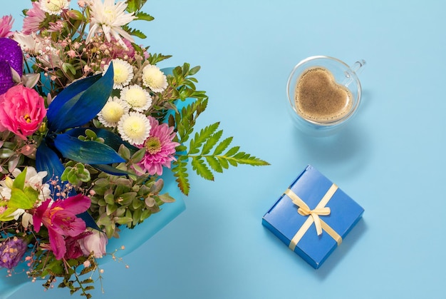 Tazza di caffè e confezione regalo con fiori