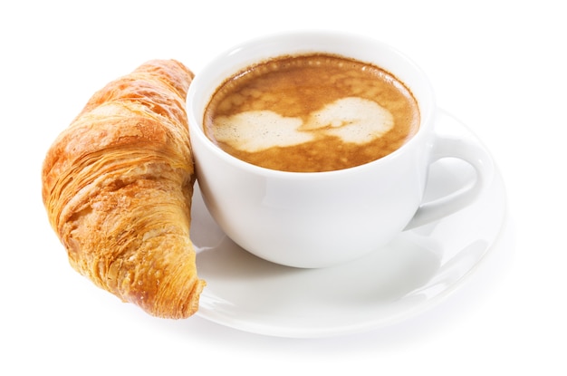 Tazza di caffè e croissant isolati su sfondo bianco