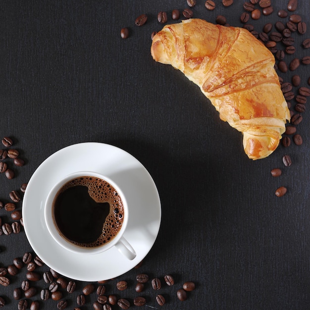 Tazza di caffè e croissant