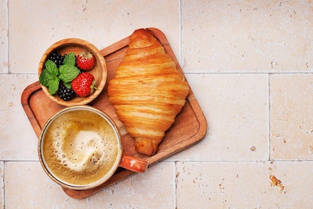 Tazza di caffè e croissant