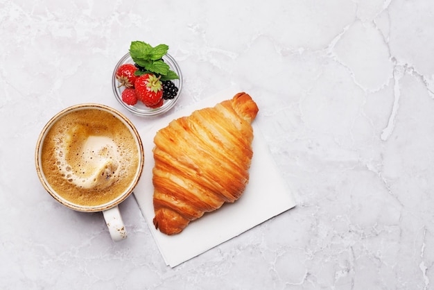 Tazza di caffè e croissant