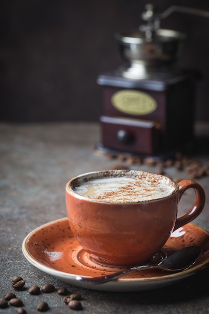 Tazza di caffè e fagioli su pietra grigio scuro