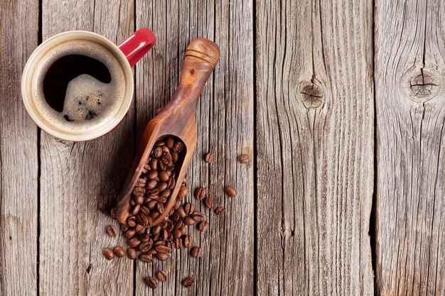 Tazza di caffè e fagioli sul tavolo di legno