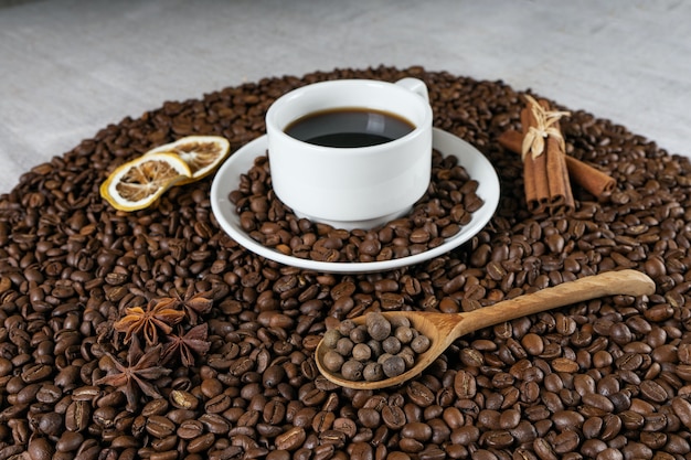 Tazza di caffè e fagioli sul vecchio tavolo da cucina.