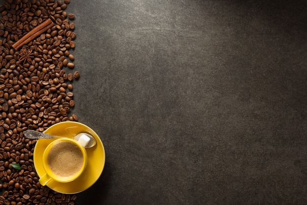 Tazza di caffè e fagioli sulla superficie del tavolo