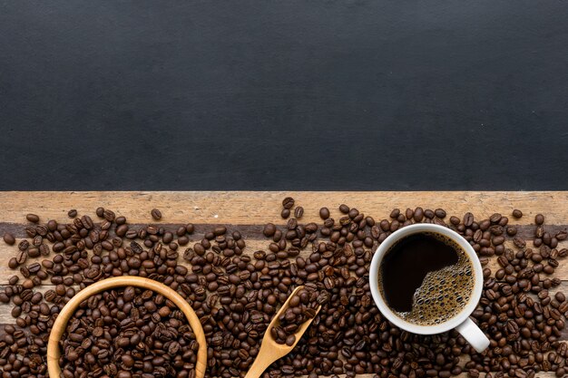 Tazza di caffè e fagioli sulla tavola di legno