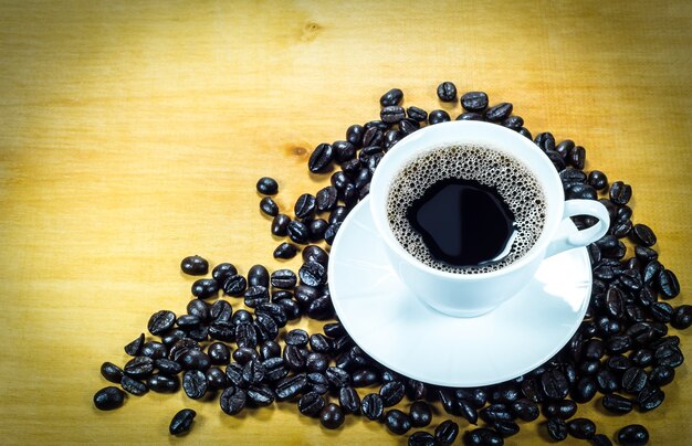 Tazza di caffè e fagioli tostati